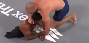 Bacakları olmayan rakibini boğarak pes ettirdi