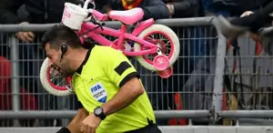 Amatör maçta büyük skandal Hakeme bisiklet attıp bayılttılar