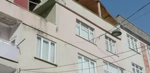 Esenler’de pencereye çıkıp tencere ve tavaya vuran kadın mahalleliyi bıktırdı