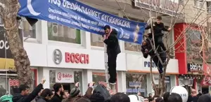 Kenti karıştıran “Ramazan“ pankartı: Ekipler indirmek isteyince...