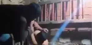 İç çamaşırına kadar soyduğu çocuğa ahırda işkence etti