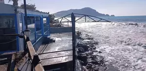 Dev dalgalar koca restoranı böyle yuttu