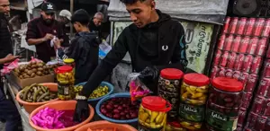 Gazze’de Ramazan hareketliliği: Pazar yerindeki Coca-cola kolileri dikkat çekti