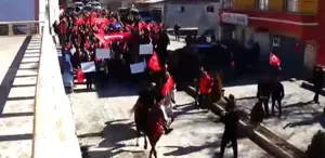 Şemsiye görüntüleriyle tartışma yaratan kaymakam için sokağa çıktılar