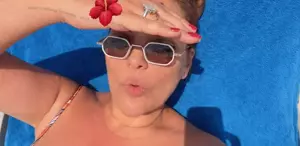 Dubai’de tatil yapan Demet Akalın’ın dev tektaşı gündem oldu