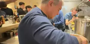 Barcelona Başkanı Joan Laporta, makarna yaptı