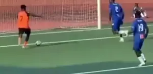 Boş kaleye gol atamayınca kendi takım arkadaşlarından dayak yedi