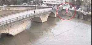 Hafif ticari araçla çarpışan otomobil, nehre uçtu: Anne ile kızı yaralı