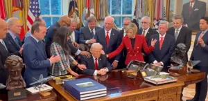 Oval Ofis’te Trump’a dua ettiler