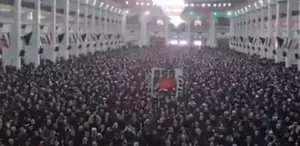 Tebriz’de binlerce kişinin katılımıyla cuma namazı kılındı