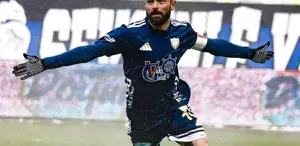 Bu adam gerçekten inanılmaz 35 yaşında Ronaldo ve Messi gibi oynuyor