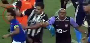 Derbi savaş alanına döndü Rakibine yumruk attı