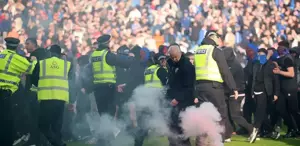 Dün geceye damga vuran derbi Taraftarlar sahaya indi