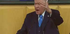 Bahçeli’nin Kürtlerle ilgili sözleri parti grubunda ayakta alkışlandı