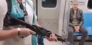 Elindeki oyuncak silahı, metrodaki insanlara doğrulttu