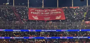 Liverpool taraftarlarından maça damga vuran Atatürk pankartı