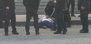 İstismarla suçladığı şahsı duruşma çıkışında kalbinden bıçaklayarak öldürdü