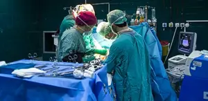 Ameliyat sırasında kavga çıktı, neşterler çekildi