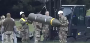 Görüntüler İngiltere’den İran’ı vuracak füzeler ABD uçaklarına yüklendi