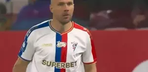 Maça girdi, 2 dakikada rakibini yumruklayıp çıktı