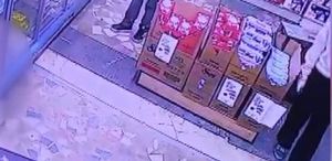 İki çocuğun marketten tereyağı çaldığı anlar kamerada