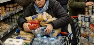 Komşuda savaş korkusu: Halk, ürün stoklamaya başladı