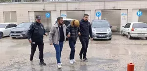 Camide yarı çıplak halde küfürlü şarkı söyledi, gözaltına alındı