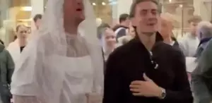 Gelinlik giyip şarkı söyledi, tepki gelince kendini bakın nasıl savundu