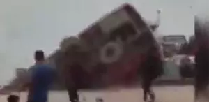 Bangladeş’te feribota girmeye çalışan yolcu otobüsü nehre düştü: 2 ölü