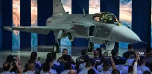 Brezilya’da üretilen ilk süpersonik savaş uçağı tanıtıldı