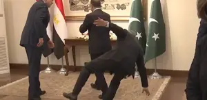 İslamabad’daki kritik zirvede Pakistanlı bakan yere düştü