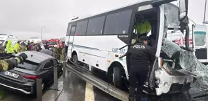 İstanbul’da polis servisinin de karıştığı zincirleme kaza: 1 polis şehit oldu, 16 kişi yaralandı