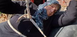 82 yaşındaki kadın, 20 yıldır çelik telli teleferikle evine ulaşıyor