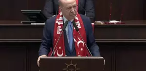 Cumhurbaşkanı Erdoğan grup toplantısına Ay Yıldızlı atkıyla katıldı, sözleri salonu coşturdu