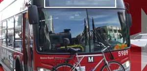 Los Angeles’taki otobüslere yazılan Türkçe mesaja dikkat