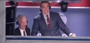 Maç topunu hatıra olarak isteyen spikeri havalara uçuran hareket