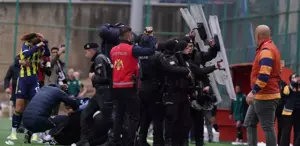 Fenerbahçe’ye çirkin saldırı Polis kalkan oldu