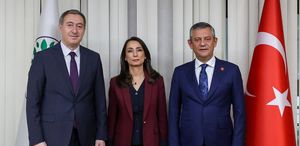 Özgür Özel’den kulisleri hareketlendiren ziyaret Kürsüden ilan etti, DEM Parti destek verdi