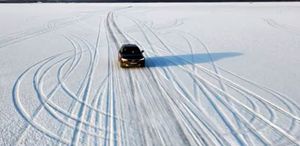 Bu yolda araç içerisinde durmak da emniyet kemeri de takmak yasak