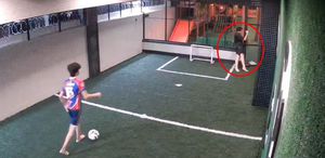 Dehşet anları kamerada Elektrik akımına kapılan arkadaşını böyle kurtardı