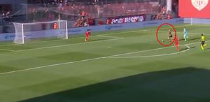 İstese yapamaz Hamza Akman boş kaleye inanılmazı başardı