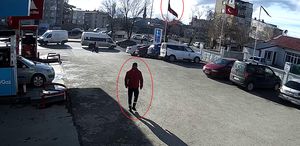 Rüzgarda dolanan bayrağı düzeltmek için 15 metrelik direğe tırmandı