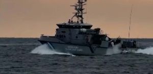 Ege’de hareketli anlar: Türk Sahil Güvenliği kovaladı, Yunan botu kaçtı