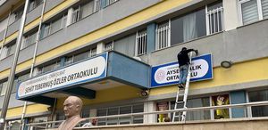 Ayser Çalık Ortaokulu’nun tabelası, yeni binaya asıldı