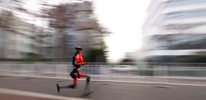 Dünya rekorundan 7 dakika daha hızlı: Robot “Flash“ Pekin’de tarih yazdı