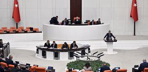 TBMM’de, kadınların doğum iznini artıran ve 15 yaş altına sosyal medya yasağını da içeren kanun teklifi kabul edildi.