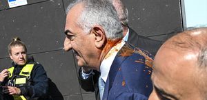 Rıza Pehlevi, cam fanus içinden kalabalığa konuştu