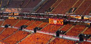 Galatasaray yönetimi, tüm tribünleri sarı-kırmızılı bayraklarla donattı