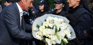 Günlerdir süren krizin ardından madenciler polislere çiçek verdi