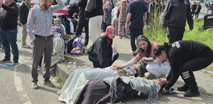 Halk otobüsü otomobilin üzerine devrildi: 44 yaralı